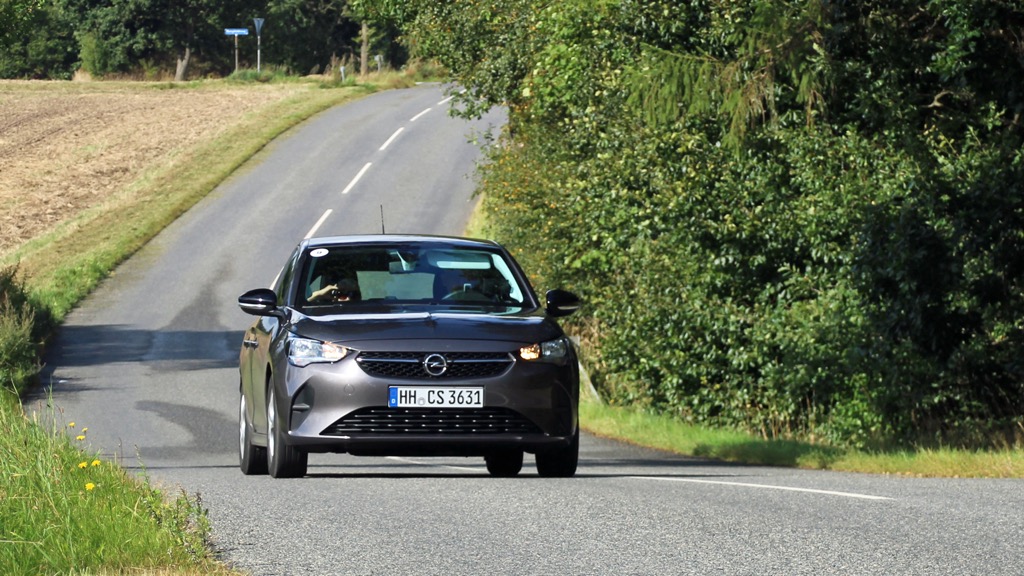 Vinderne af den åbne klasse, det tyske hold, Verner og Christa Stein fra Hamborg tager, hver gang der køres DASU Classic, turen til Danmark for at deltage i serien. Her ses de i deres Opel Corsa, årg. 2020. På grund af bilens alder, kan de ikke deltage i mesterskabet.
(Foto: Bjarne Andersen)